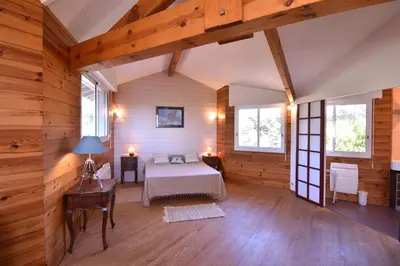 Un ou plusieurs lits dans un hébergement de l'établissement Sauges - Hossegor belle villa avec vue océan dans secteur calme entre lac et océan sur terrain non clos d'environ 1500 mètres car