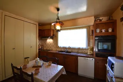 Cuisine ou kitchenette dans l'établissement Sabilande - Seignosse situation agréable dans quartier calme et boisé proche de la plage et du lac d'hossegor
