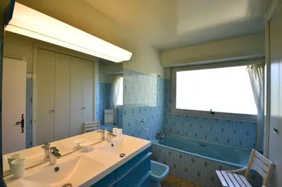 Salle de bains dans l'établissement Sabilande - Seignosse situation agréable dans quartier calme et boisé proche de la plage et du lac d'hossegor