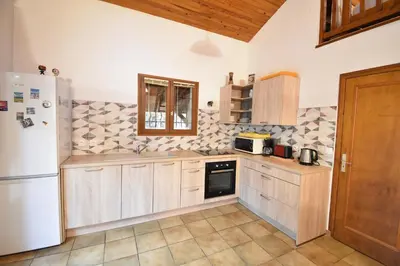 Cuisine ou kitchenette dans l'établissement Pley - Seignosse agréable villa landaise dans secteur calme et résidentiel sur vaste jardin clos