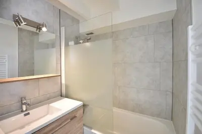 Salle de bains dans l'établissement Point d'or B - Hossegor agréable studio en duplex situé dans une résidence avec piscine en bord de plage