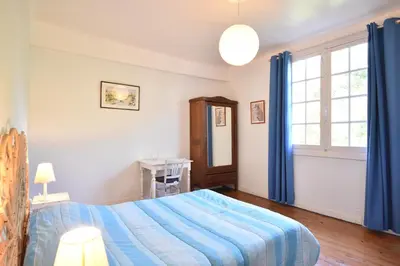 Un ou plusieurs lits dans un hébergement de l'établissement Mazouna - Hossegor agréable villa des années 60 rénovée sur terrain clos et arboré entre lac et océan