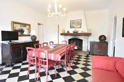 Cuisine ou kitchenette dans l'établissement Mazouna - Hossegor agréable villa des années 60 rénovée sur terrain clos et arboré entre lac et océan
