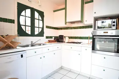Cuisine ou kitchenette dans l'établissement Mazouna - Hossegor agréable villa des années 60 rénovée sur terrain clos et arboré entre lac et océan