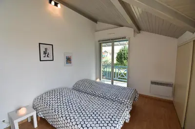 Un ou plusieurs lits dans un hébergement de l'établissement Square Leon Desclaux - Seignosse confortable villa contemporaine avec piscine