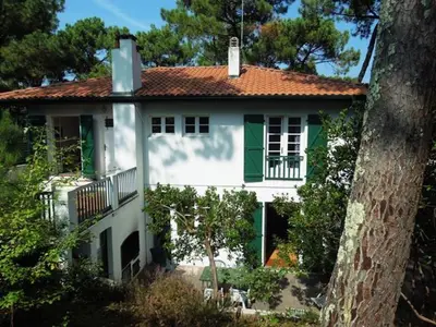 Jardin de l'établissement Etchederra - Hossegor villa années 50 sur terrain pentu et clos située à 300m de l'océan et à environs 500m du centre ville