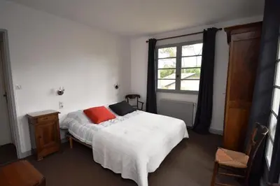 Un ou plusieurs lits dans un hébergement de l'établissement Etchederra - Hossegor villa années 50 sur terrain pentu et clos située à 300m de l'océan et à environs 500m du centre ville