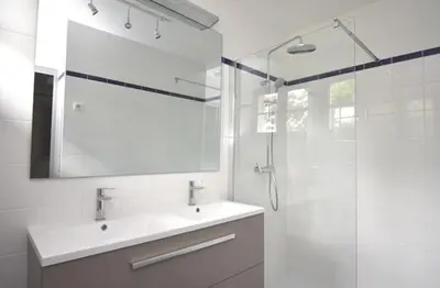 Salle de bains dans l'établissement Etchederra - Hossegor villa années 50 sur terrain pentu et clos située à 300m de l'océan et à environs 500m du centre ville