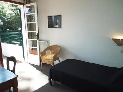 Coin salon dans l'établissement Etchederra - Hossegor villa années 50 sur terrain pentu et clos située à 300m de l'océan et à environs 500m du centre ville