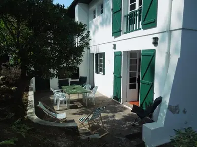 Coin salon dans l'établissement Etchederra - Hossegor villa années 50 sur terrain pentu et clos située à 300m de l'océan et à environs 500m du centre ville