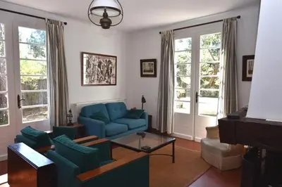 Coin salon dans l'établissement Etchederra - Hossegor villa années 50 sur terrain pentu et clos située à 300m de l'océan et à environs 500m du centre ville