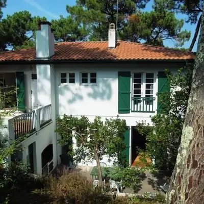 Etchederra - Hossegor villa années 50 sur terrain pentu et clos située à 300m de l'océan et à environs 500m du centre ville