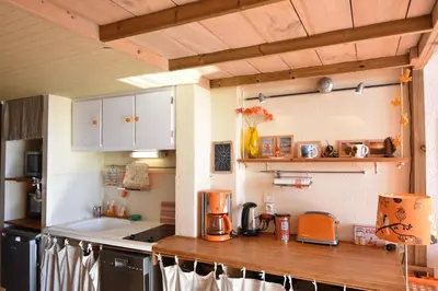 Cuisine ou kitchenette dans l'établissement Dunes - Hossegor agréable studio en bordure de la plage sud d'hossegor