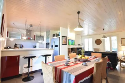 Cuisine ou kitchenette dans l'établissement Ocemy - Hossegor très agréable villa rénovée avec gout située entre lac et océan