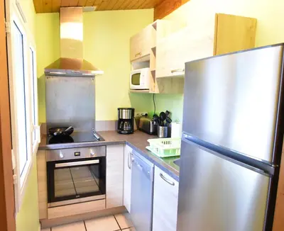 Cuisine ou kitchenette dans l'établissement Aire Ona 1 - Hossegor appartement situé à deux pas de la plage de la gravière