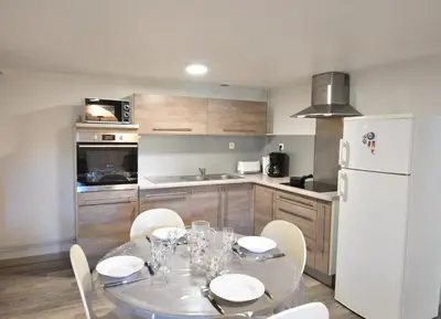 Cuisine ou kitchenette dans l'établissement Aire Ona 2 - Hossegor appartement situé à proximité de la plage de la gravière