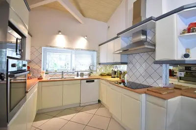 Cuisine ou kitchenette dans l'établissement Thais - Hossegor très agréable villa avec piscine située dans un quartier résidentiel