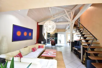 Coin salon dans l'établissement Thais - Hossegor très agréable villa avec piscine située dans un quartier résidentiel