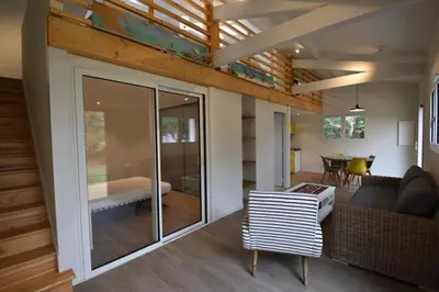 Coin salon dans l'établissement Maisonnette - Hossegor agréable maisonnette entre lac et océan