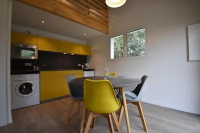 Cuisine ou kitchenette dans l'établissement Maisonnette - Hossegor agréable maisonnette entre lac et océan