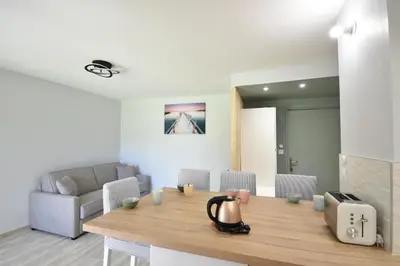Coin salon dans l'établissement Ermitage - Hossegor centre ville confortable appartement en rez de jardin