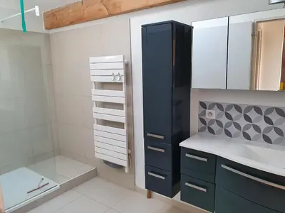 Salle de bains dans l'établissement Maison à Tosse proche des plages