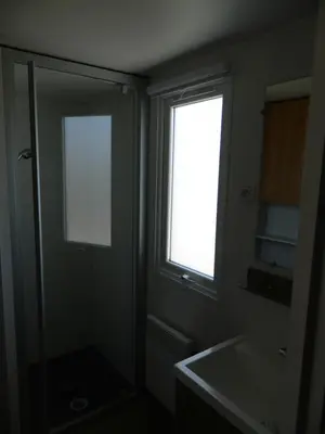 Salle de bains dans l'établissement mobil home 562 3 ch proche forêt village 4 étoiles Siblu La Reserve