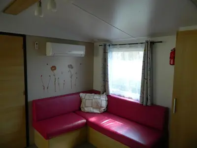 Coin salon dans l'établissement mobil home 562 3 ch proche forêt village 4 étoiles Siblu La Reserve