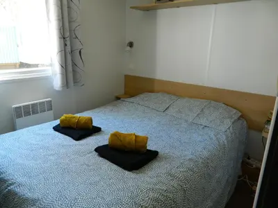 Un ou plusieurs lits dans un hébergement de l'établissement mobil home 562 3 ch proche forêt village 4 étoiles Siblu La Reserve