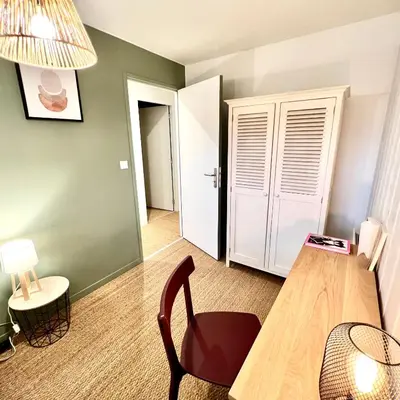 Coin salon dans l'établissement La Villa du Lac - piscine chauffée - Jacuzzi - clim