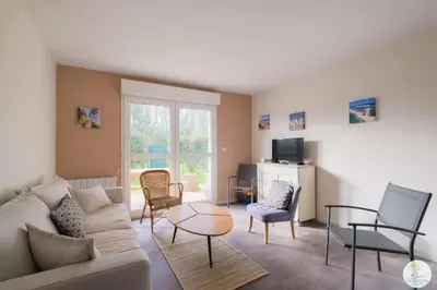 Télévision ou salle de divertissement dans l'établissement Appartement Biscarrosse joli T3 avec terrasse et jardin privatif classé 1 étoile