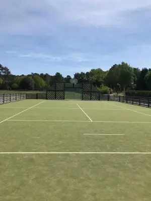 Tennis ou squash au sein de le village vacances ou à proximité
