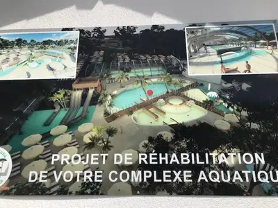 Piscine de l'établissement Village Vacances aux Villages sous les Pins ou située à proximité