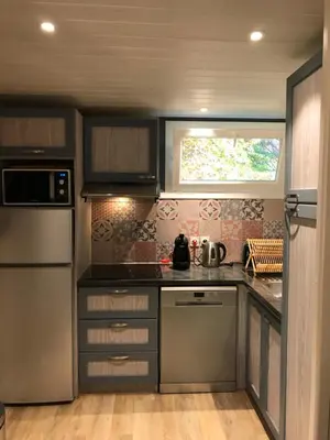 Cuisine ou kitchenette dans l'établissement Village Vacances aux Villages sous les Pins