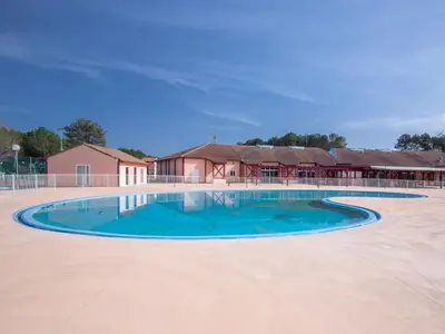 Piscine de l'établissement Résidence Vacancéole Sun Hols Les Villas du Lac ou située à proximité