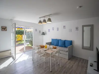 Coin salon dans l'établissement Résidence Vacancéole Sun Hols Les Villas du Lac