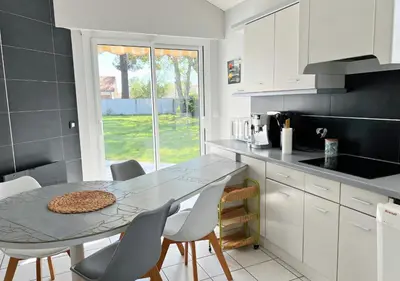 Cuisine ou kitchenette dans l'établissement La Villa Capucine