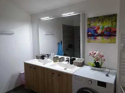Cuisine ou kitchenette dans l'établissement Mimizan Apt neuf 80m2 +terrasse 100m plage