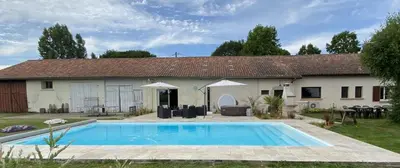 Piscine de l'établissement Location vacances maison avec piscine sauna spa proche plages ou située à proximité