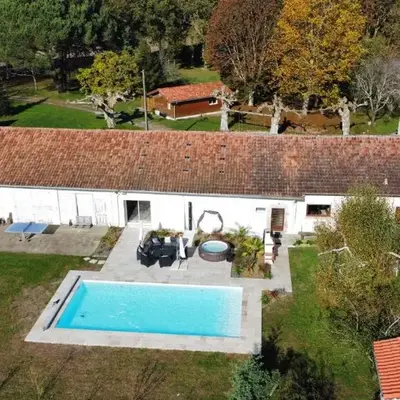 Location vacances maison avec piscine sauna spa proche plages