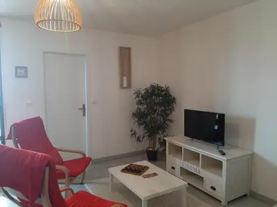 Télévision ou salle de divertissement dans l'établissement Appartement T2 Tout Confort Centre-Ville Vieux-Boucau avec Parking Privatif et Proche des Plages - FR-1-239-926