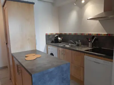 Cuisine ou kitchenette dans l'établissement Appartement T2 Tout Confort Centre-Ville Vieux-Boucau avec Parking Privatif et Proche des Plages - FR-1-239-926