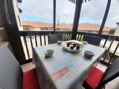Balcon ou terrasse dans l'établissement Appartement T2 Tout Confort Centre-Ville Vieux-Boucau avec Parking Privatif et Proche des Plages - FR-1-239-926