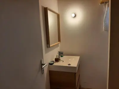 Salle de bains dans l'établissement Maison confortable pour 4 à Soorts-Hossegor avec terrasse et parking - FR-1-239-929