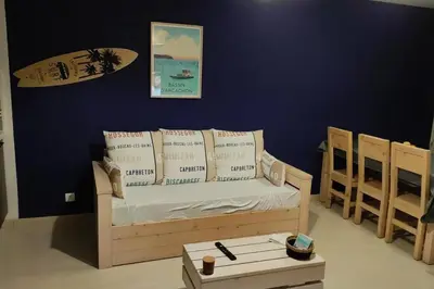 Coin salon dans l'établissement T2 cabine avec terrasse et piscine