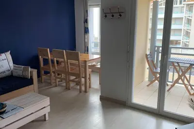Coin salon dans l'établissement T2 cabine avec terrasse et piscine