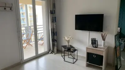 Télévision ou salle de divertissement dans l'établissement T2 cabine avec terrasse et piscine