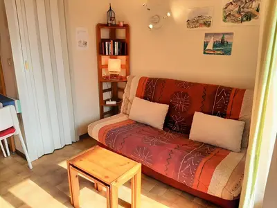 Coin salon dans l'établissement Studio idéal proche plage et port, 3 pers - FR-1-239-930