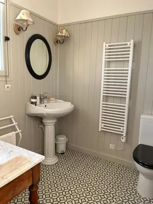 Salle de bains dans l'établissement Maison de charme avec piscine