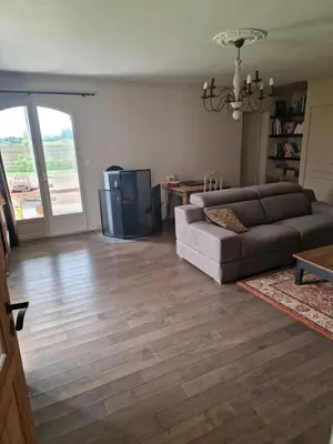 Coin salon dans l'établissement Maison de charme avec piscine